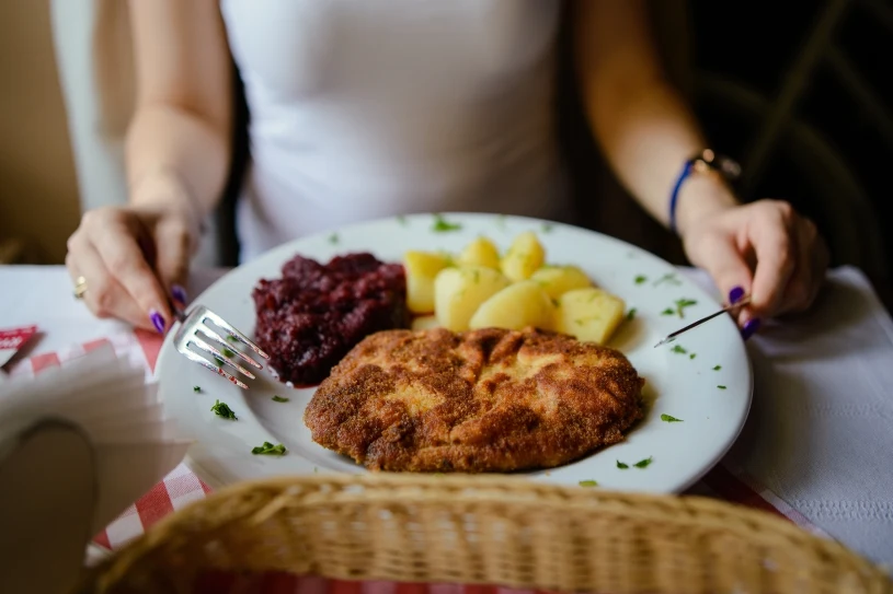 Nowe badania: Osoby jedzące mięso i większe szanse na dożycie 100 lat