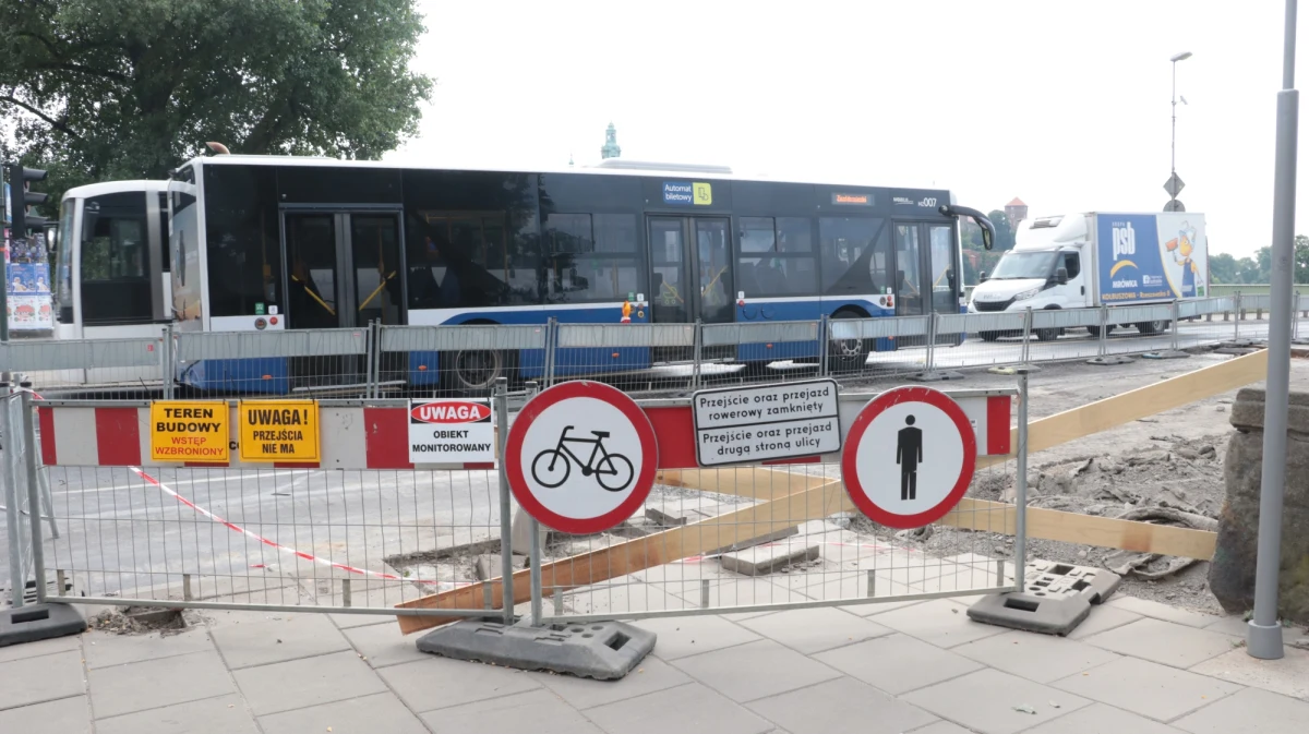 Trwają prace remontowe na ul. Zwierzynieckiej i Kościuszki. W poniedziałek, 30 października, ekipy przystąpią do robót związanych z budową sieci oraz konstrukcji jezdni na przejściu dla pieszych w rejonie mostu Dębnickiego. Ze względów bezpieczeństwa przejście zostanie zamknięte.