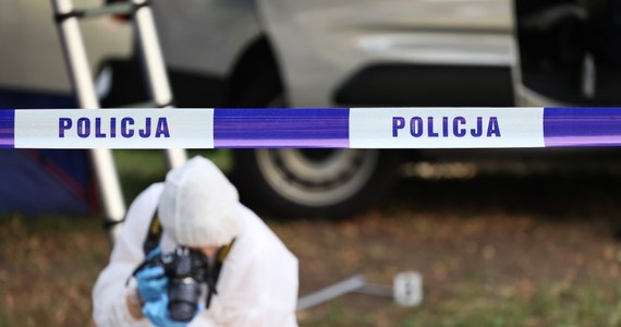 Zwłoki mężczyzny w wieku około 65 lat wyłowiła w czwartek straż pożarna z fosy miejskiej w centrum Wrocławia. Policja prowadzi dochodzenie, które ma wyjaśnić okoliczności jego śmierci.