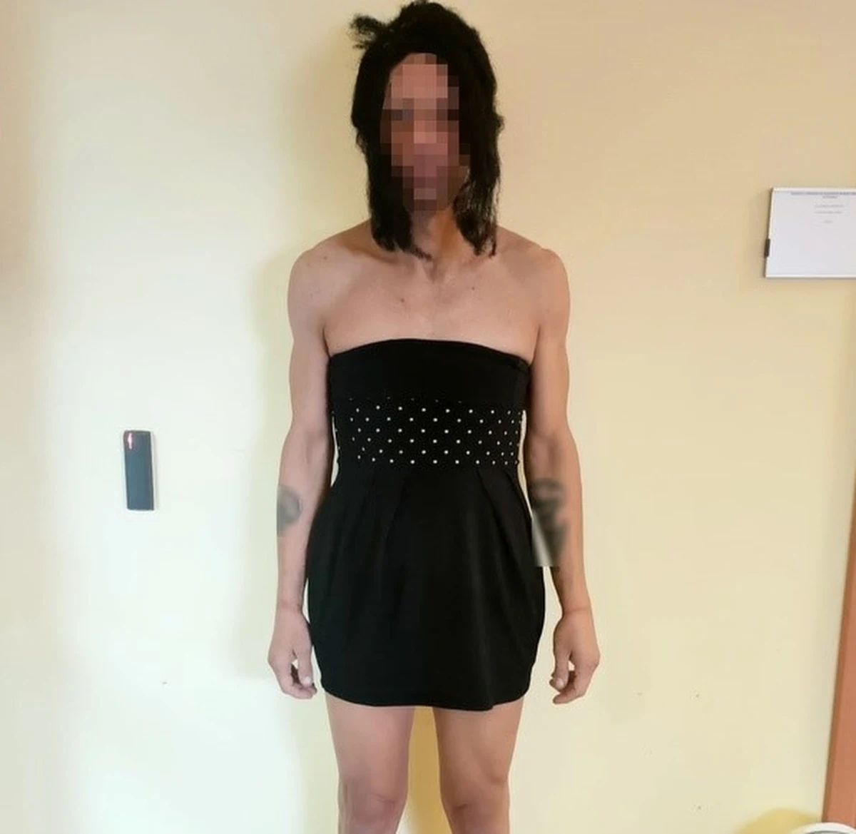 Sceny jak z filmu "Poszukiwany, poszukiwana" rozegrały się we Wrocławiu. W ręce policjantów wpadł seryjny złodziej. 45-latek jako źródło utrzymania wybrał kradzieże, a jego łupem padały m.in. sprzedawane we wrocławskich drogeriach perfumy. Złodziej chcąc ukryć swoją tożsamość do sklepów wchodził w przebraniu… zakładał sukienkę, perukę i ciemne okulary.