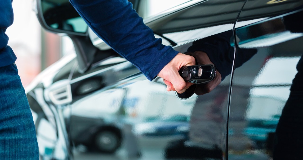 Jak otworzyć samochód bez kluczyka? Poradnik awaryjnego dostępu