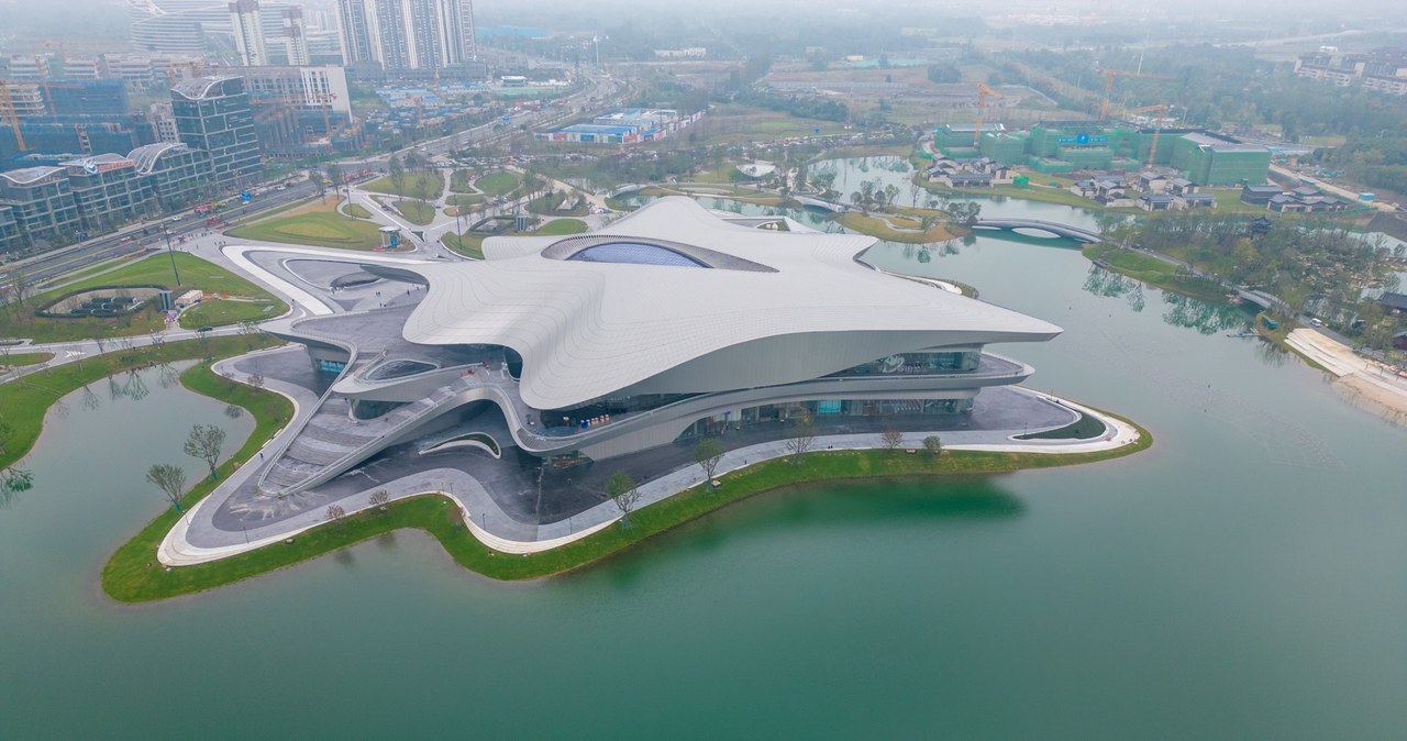 Rendery Chengdu Science Fiction Museum robiły ogromne wrażenie, ale jak wiadomo papier - albo w tym wypadku grafika komputerowa - przyjmie wszystko. Wygląda jednak na to, że rzeczywistość niewiele się od niej różni, bo muzeum jest już otwarte i wciąż zachwyca.