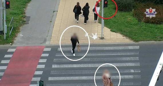 Przechodzenie przez jezdnię na czerwonym świetle lub korzystanie z telefonu komórkowego podczas przechodzenia przez pasy - to przykłady wykroczeń najczęściej popełnianych przez pieszych. Zarejestrowała je kamera policyjnego drona podczas akcji w Lublinie.