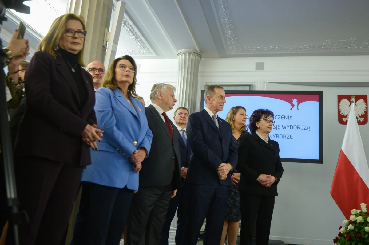 Te wybory były historyczne, padł frekwencyjny rekord w dziejach III RP - powiedział przewodniczący PKW Sylwester Marciniak podczas uroczystości wręczenia nowym posłom zaświadczeń o wyborze. Wśród nich jest ponad 100 sejmowych debiutantów, m.in. prezydenccy ministrowie Marcin Przydacz i Paweł Szrot. Po latach przerwy do Sejmu wracają lider PO Donald Tusk i mec. Roman Giertych, a najmłodszym posłem będzie 24-letni Adam Gomoła.