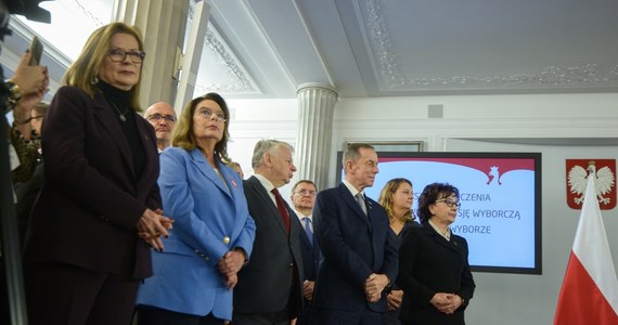 Te wybory były historyczne, padł frekwencyjny rekord w dziejach III RP - powiedział przewodniczący PKW Sylwester Marciniak podczas uroczystości wręczenia nowym posłom zaświadczeń o wyborze. Wśród nich jest ponad 100 sejmowych debiutantów, m.in. prezydenccy ministrowie Marcin Przydacz i Paweł Szrot. Po latach przerwy do Sejmu wracają lider PO Donald Tusk i mec. Roman Giertych, a najmłodszym posłem będzie 24-letni Adam Gomoła.