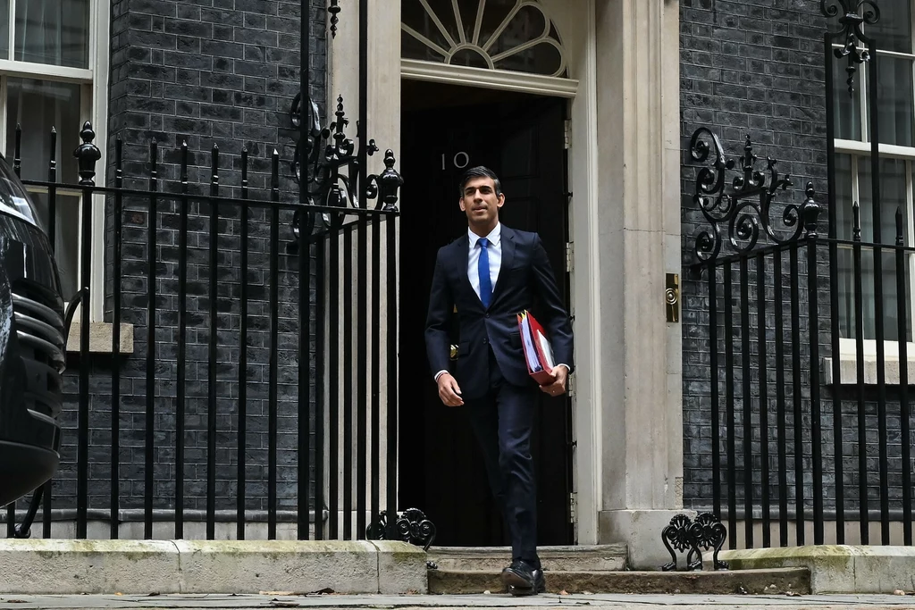 Brytyjski premier Rishi Sunak wychodzi ze swojej oficjalnej rezydencji na Downing Street 10 w Londynie