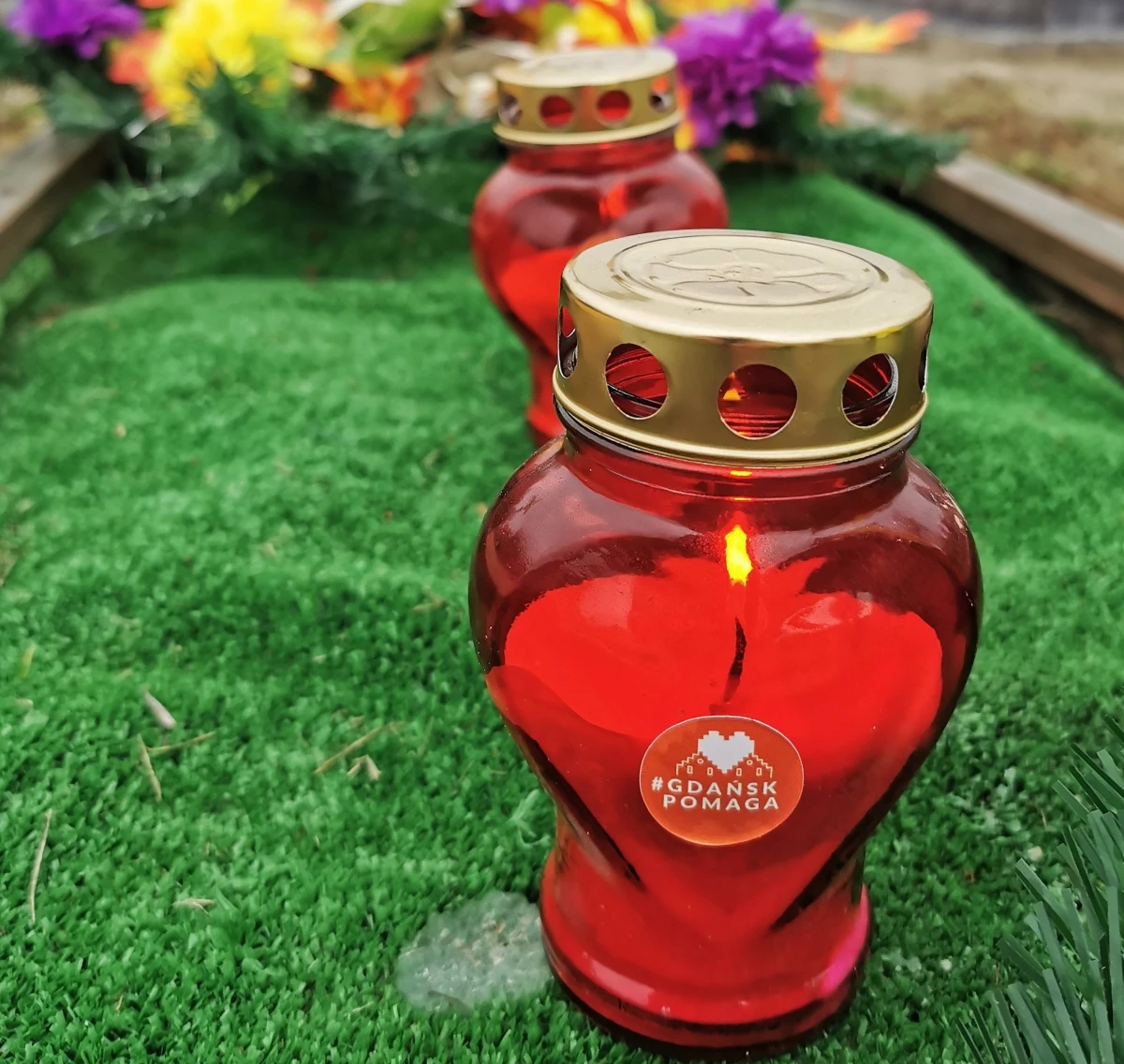 Ruszyła akcja „Gdańsk Pomaga sprzątać groby” wspierająca osoby 65plus lub z niepełnosprawnościami przy sprzątnięciu grobów bliskich w okresie Wszystkich Świętych.
Akcja jest skierowana do seniorów i seniorek powyżej 65 roku życia mieszkających na terenie Gdańska, jak również do wolontariuszek i wolontariuszy, którzy chcą się zaangażować się i uprzątnąć zgłoszone groby