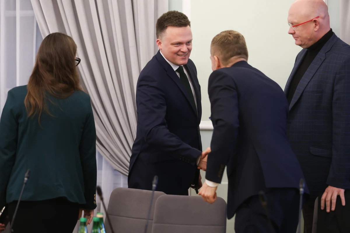 Wchodząc na spotkanie z prezydentem sądziłem, że prawdopodobieństwo powołania w pierwszym kroku na premiera Donalda Tuska wynosi 0 proc., w tej chwili oceniam je na prawie 30 proc.; zakładam, że Andrzej Duda może nas pozytywnie zaskoczyć - powiedział w czwartek lider Polski 2050 Szymon Hołownia.