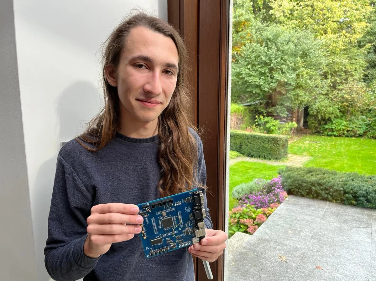 ​Stworzony od podstaw procesor i urządzenie do ćwiczenia refleksu - te projekty młodych utalentowanych osób z Wrocławia i Głogowa znalazły się na podium Krajowego Finału Konkursu E(x)plory. W trakcie Gdynia Explory Week 2023 jurorzy docenili pomysły Piotrka Gębali i Pawła Gębali z Zespołu Szkół Politechnicznych w Głogowie, a także Piotra Węgrzyna, który uczył się w Liceum Ogólnokształcącym nr XIV im. Polonii Belgijskiej we Wrocławiu - podała w komunikacie Fundacja Zaawansowanych Technologii.