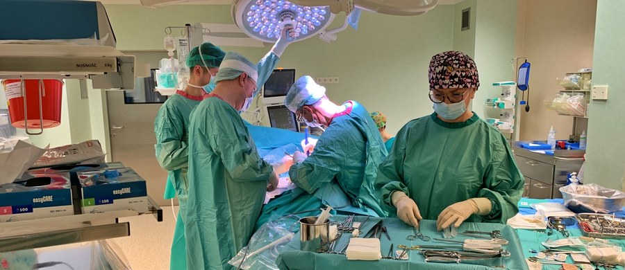 To może być rekordowy rok, jeśli chodzi o przeszczepy narządów. Specjaliści ze Szpitala Wojewódzkiego w Szczecinie od początku roku wykonali już 108 takich operacji. W tych statystykach w końcu widać odbicie w górę po okresie pandemii. 26 października obchodzony jest Światowy Dzień Donacji i Transplantacji. 