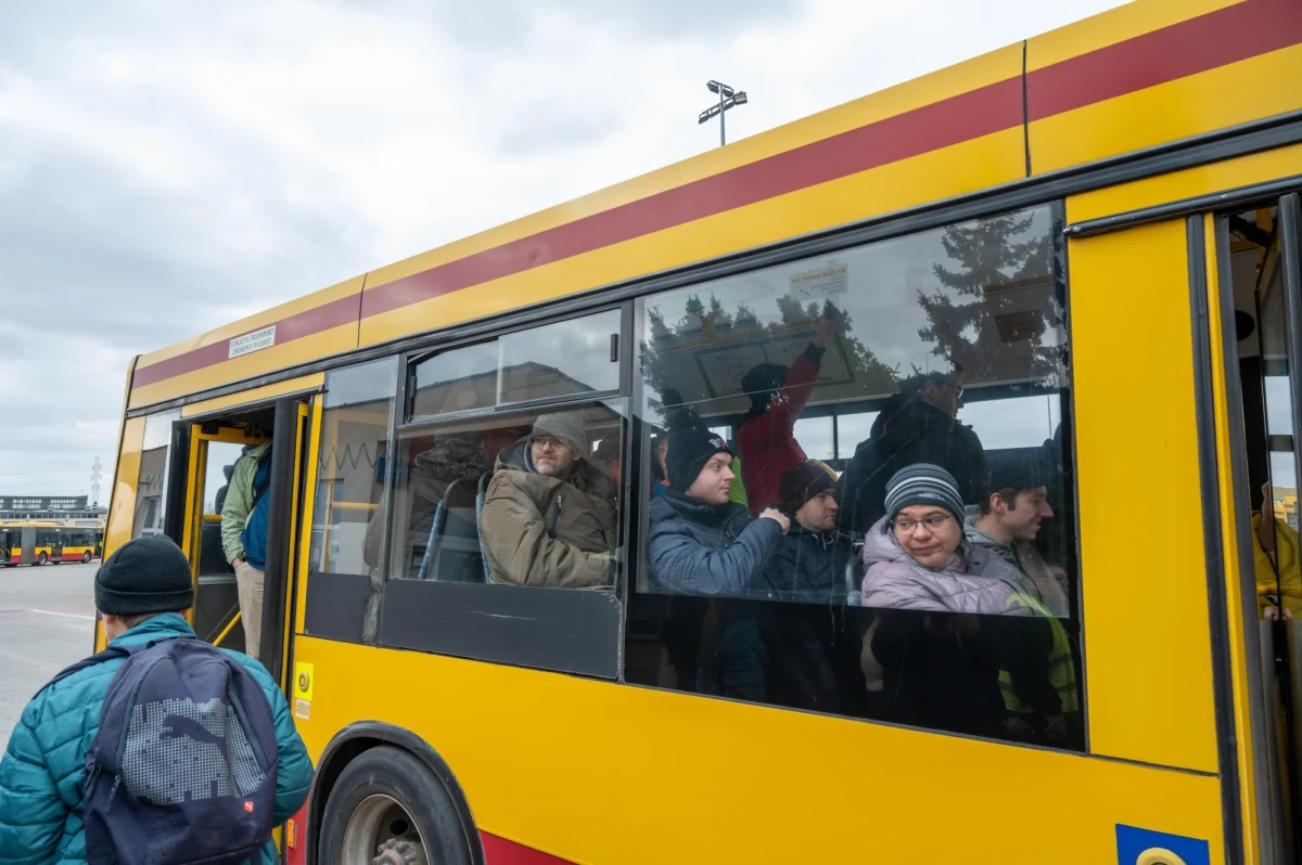 Pierwsze specjalne autobusy MPK Łódź kursują już na łódzkie cmentarze. Uruchomione zostały dwie specjalne linie.