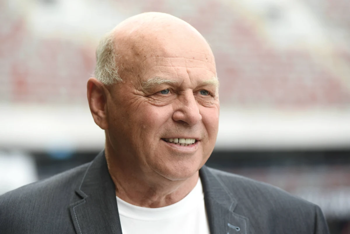 ​Stadion w Mielcu, na którym swoje "domowe" mecze rozgrywają ekstraklasowi piłkarze PGE FKS Stali, otrzymał imię byłego wielokrotnego reprezentanta kraju, później prezesa PZPN Grzegorza Laty - zadecydowali w środę miejscy radni.