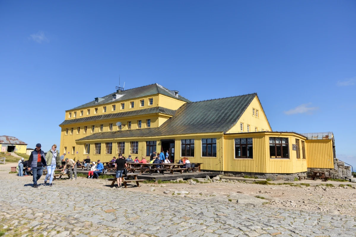 Pożar elewacji schroniska "Dom Śląski" pod Śnieżką w Karkonoszach. Sytuacja już jest opanowana, nie było osób poszkodowanych.