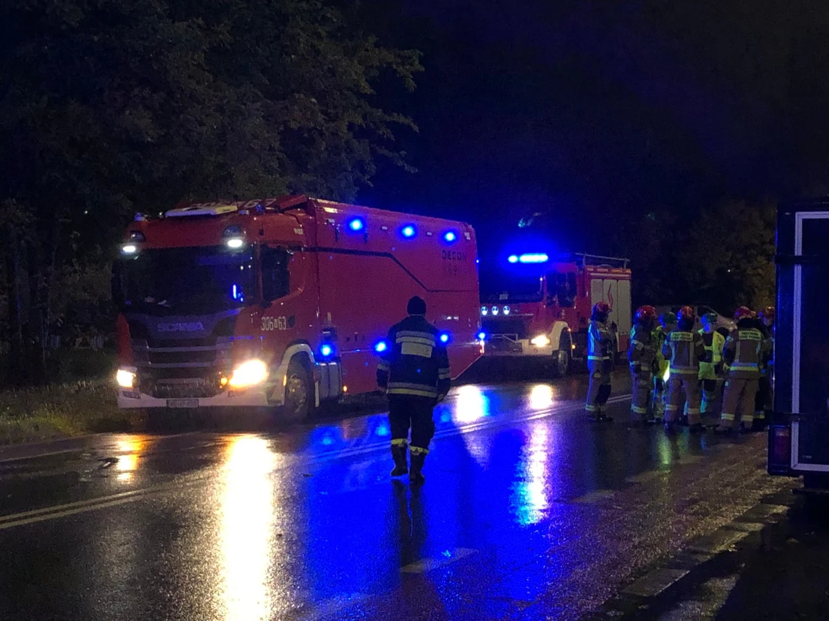 Trzy osoby zostały zabrane do szpitala w wyniku wybuchu w studzience kanalizacyjnej przy ul. Annopol w Warszawie. Eksplozja nastąpiła podczas prac spawalniczych, w jej wyniku wyrwane zostały pokrywy studzienek kanalizacyjnych.