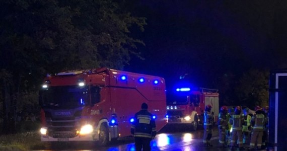 Trzy osoby zostały zabrane do szpitala w wyniku wybuchu w studzience kanalizacyjnej przy ul. Annopol w Warszawie. Eksplozja nastąpiła podczas prac spawalniczych, w jej wyniku wyrwane zostały pokrywy studzienek kanalizacyjnych.