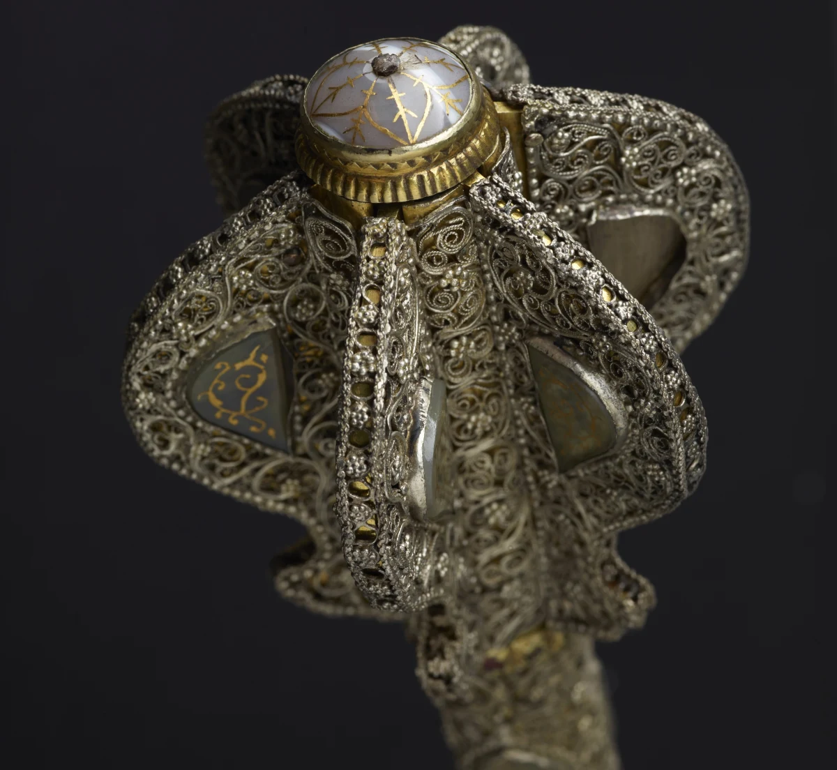 "Broń i Barwa" - to nowa wystawa, którą od dzisiaj można zobaczyć w Arsenale Muzeum Czartoryskich w Krakowie. Eksponuje ona jedną z największych i najważniejszych w Polsce kolekcji autentycznych militariów historycznych. Na samej wystawie prezentowanych jest ponad tysiąc eksponatów. 