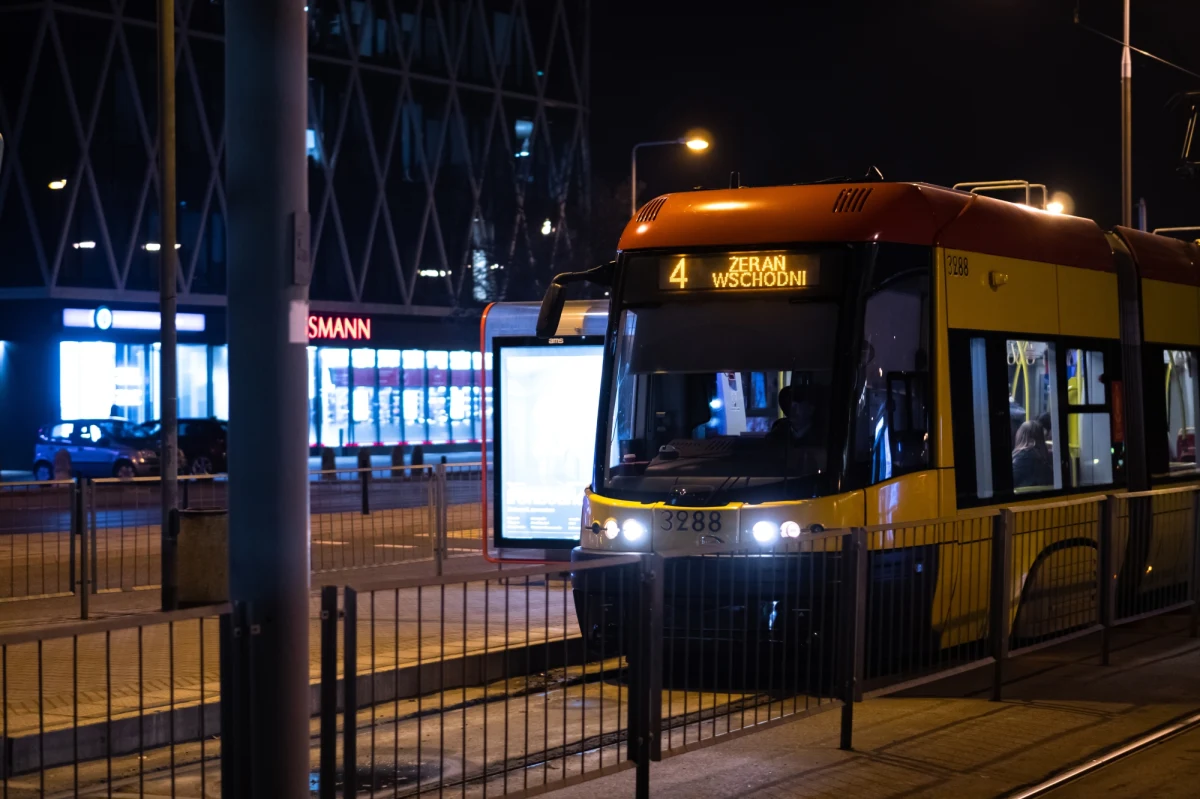 Zakończył się kolejny etap budowy zajezdni przy ulicy Annopol. To oznacza, że na stałe trasy wrócą tramwaje linii 1 i 4 oraz autobusów linii 234, a zniknie linia Z-1 - poinformował Zarząd Transportu Miejskiego.