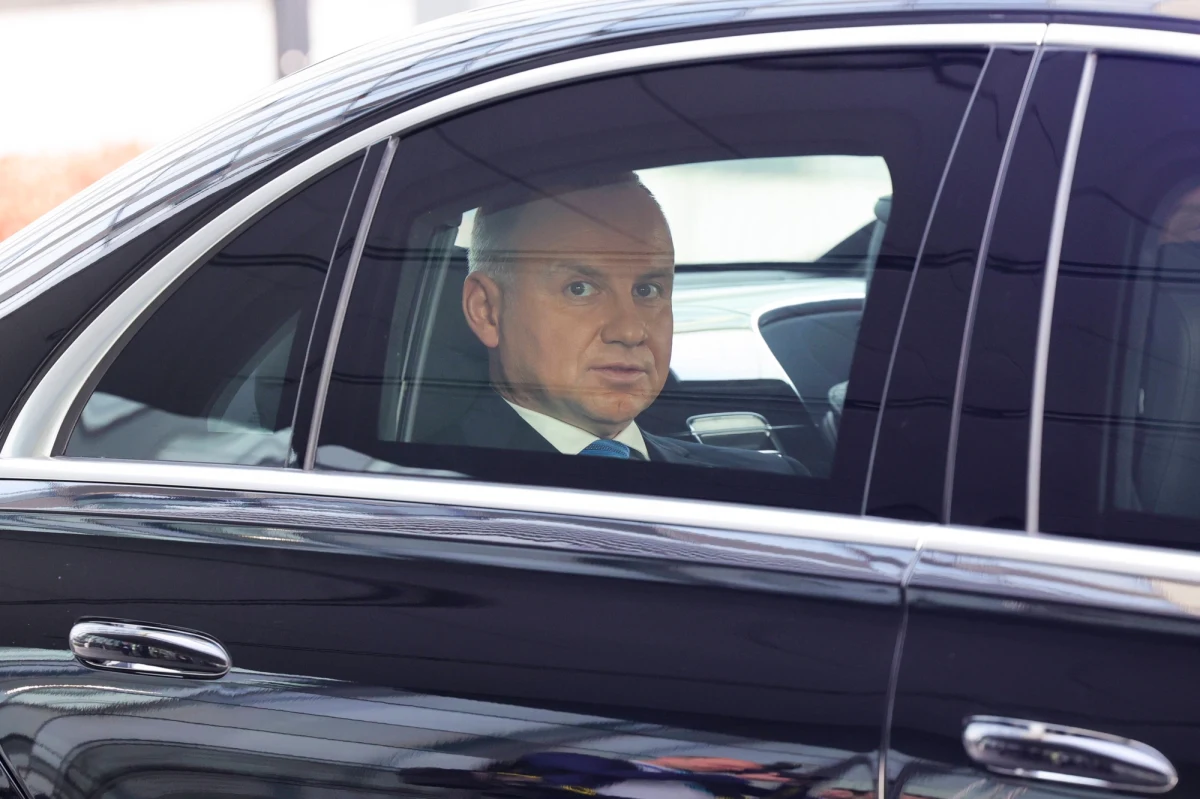 Nowe fakty w sprawie lokalizatora GPS, który znaleziono w jednym z samochodów należących do Kancelarii Prezydenta RP. "Rzeczpospolita" pisze, że urządzenie wykryła na lotnisku w Katowicach straż graniczna, a nie jak wcześniej informowano - Służba Ochrony Państwa. W prowadzonym śledztwie miał się również pojawić trop wschodni.