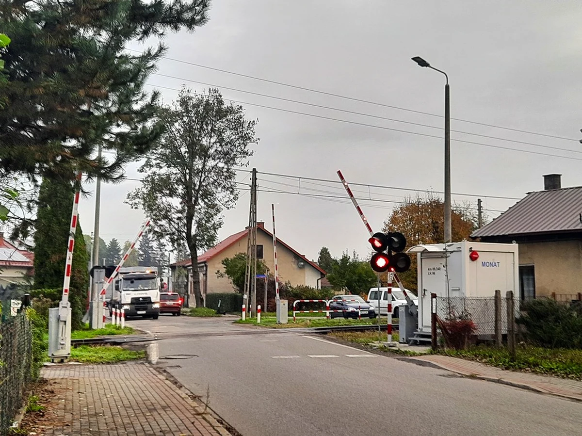 Kierująca osobowym bmw wjechała na przejazd kolejowo-drogowy na ulicy Grunwaldzkiej w Nowym Sączu, mimo że sygnalizator pokazywał już kolor czerwony. Na szczęście nic nikomu się nie stało. Kobieta dostała mandat w wys. 2 tys. zł i 15 punktów karnych.