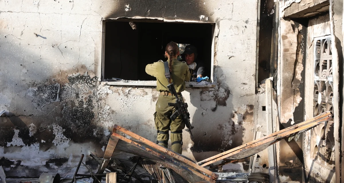 Gdyby dowództwo izraelskiej armii nie zignorowało raportów o nadzwyczajnej aktywności po palestyńskiej stronie, ataku Hamasu na Izrael można by albo uniknąć, albo skuteczniej go odeprzeć. Izraelskie media przekazały, że szczególnie aktywne w meldunkach o ruchach w Strefie Gazy były żołnierki służące w oddziałach wywiadu bojowego. Nie potraktowano ich jednak serio.