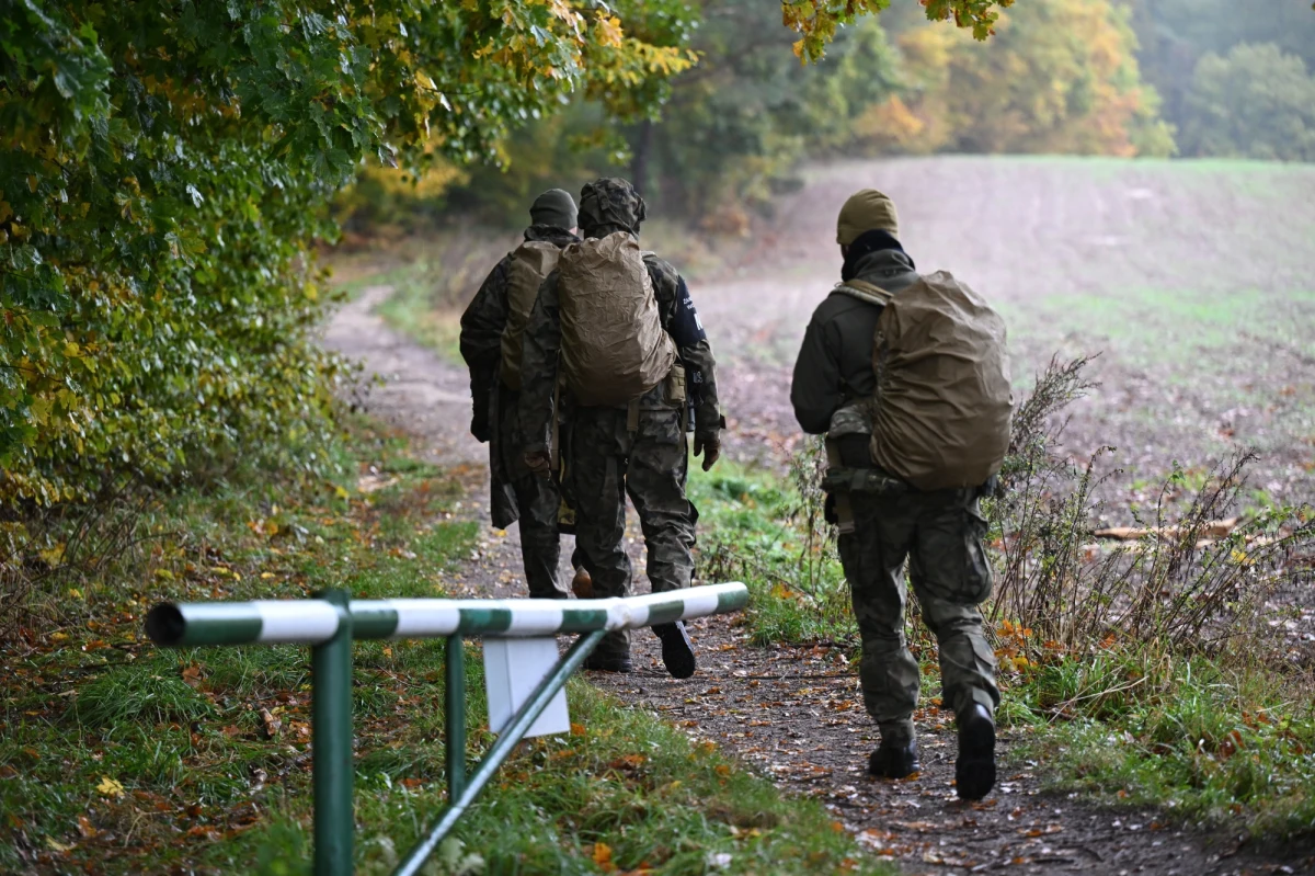 Dziś mija tydzień, od kiedy służby szukują Grzegorza Borysa. 44-letni żołnierz Marynarki Wojennej jest podejrzany o zabójstwo 6-letniego syna w Gdyni. Dotychczas przełomu w sprawie nie było. Według nieoficjalnych informacji, funkcjonariusze na terenie Trójmiejskiego Parku Krajobrazowego znaleźli m.in. telefon komórkowy, który mógł zostawić Borys.