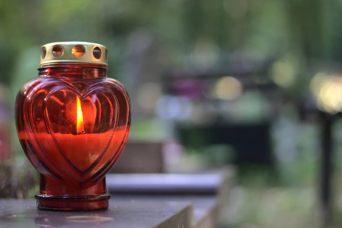 Od wtorku będą obowiązywały zmiany w organizacji ruchu w rejonie największych kieleckich cmentarzy. Kierowcy muszą liczyć się z utrudnieniami, ale jak zaznaczają drogowcy, nie powinny być one zaskoczeniem. Zasady ruchu będą zbliżone do tych, które obowiązywały w latach poprzednich. Na wzmożony ruch przygotowuje się także Zarząd Transportu Miejskiego. Uruchomione będą specjalne linie autobusowe. Część z nich zostanie wprowadzonych już w najbliższy weekend (28 i 29 października).