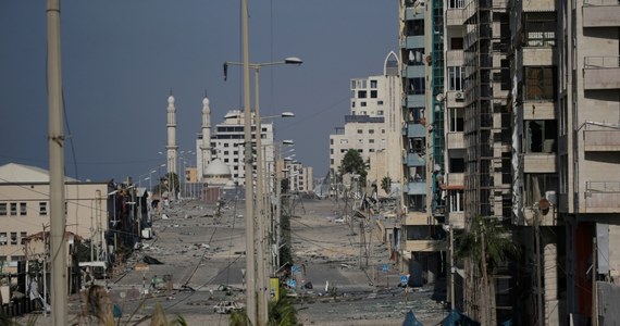 Ponad 20 Polaków przebywa w ostrzeliwanej przez Izrael Strefie Gazy - ustalił dziennikarz RMF FM. Według najnowszych danych ministerstwa zdrowia tej enklawy, kontrolowanej przez Hamas, do tej pory w izraelskich nalotach zginęło tam ponad 7000 osób.