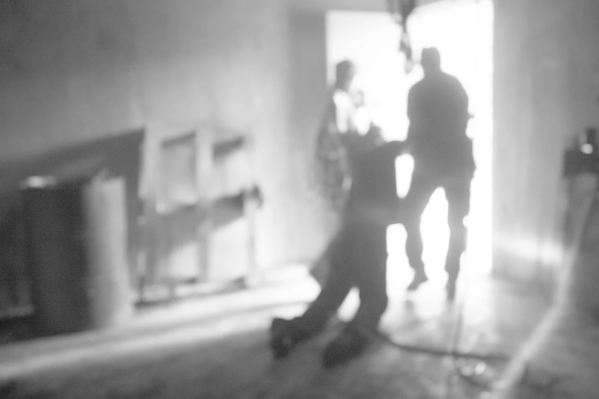 Dwaj młodzi mężczyźni i kobieta, zatrzymani przez policjantów w zachodniopomorskim Sławnie, odpowiedzą za brutalne pobicie i pozbawienie wolności ze szczególnym udręczeniem. Są podejrzani o to, że napadli na mężczyznę, bili go, przywiązali sznurem do metalowej rury i zostawili w piwnicy. Poszkodowany zdołał się oswobodzić i zawiadomić policję.