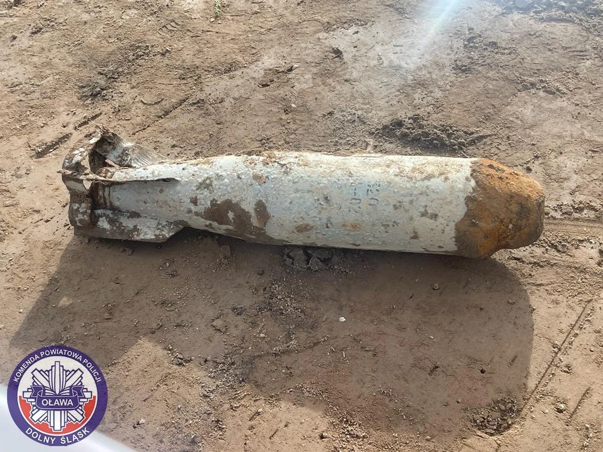 50-kilogramowa bomba lotnicza z czasów II wojny światowej została wykopana podczas prac ziemnych na terenie firmy pod Oławą. Niebezpieczne znalezisko zneutralizowali saperzy. Nie znaleźli innych pozostałości z czasów wojny.  