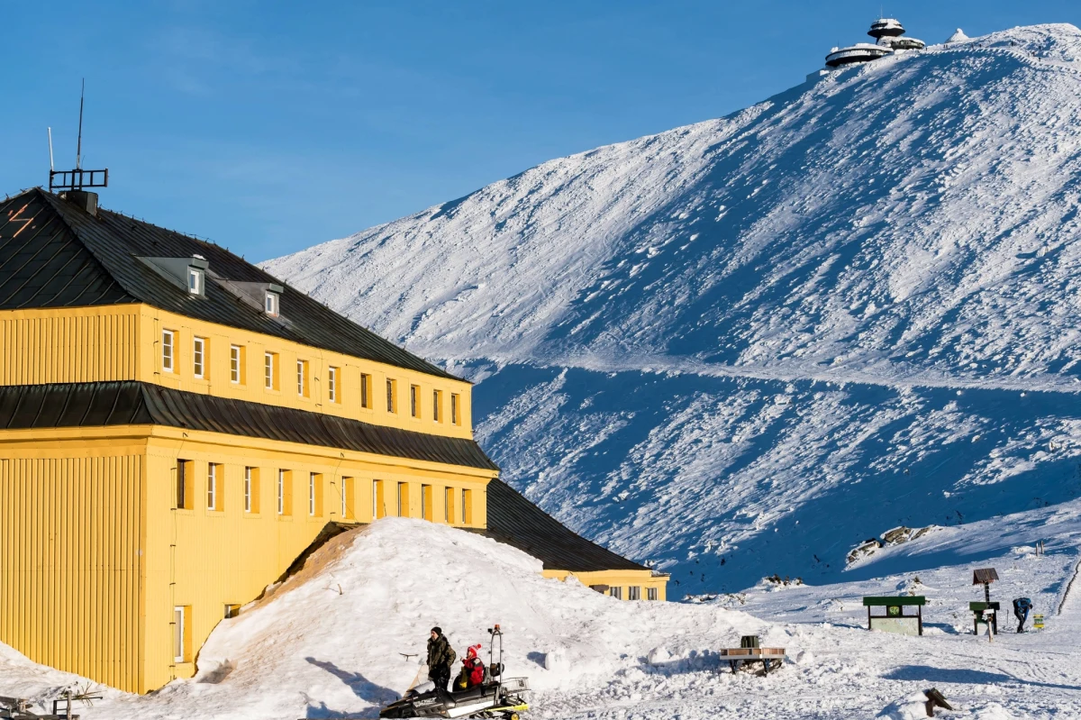 To niedopałek papierosa był prawdopodobnie przyczyną czwartkowego pożaru elewacji schroniska "Dom Śląski" pod Śnieżką w Karkonoszach. Tak wynika ze wstępnych informacji przekazanych przez strażaków. Z kolei Karkonoski Park Narodowy podaje nieoficjalnie, że papieros miał być wciśnięty przez kogoś w deski w zimowym wejściu do budynku.   