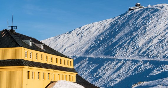 To niedopałek papierosa był prawdopodobnie przyczyną czwartkowego pożaru elewacji schroniska "Dom Śląski" pod Śnieżką w Karkonoszach. Tak wynika ze wstępnych informacji przekazanych przez strażaków. Z kolei Karkonoski Park Narodowy podaje nieoficjalnie, że papieros miał być wciśnięty przez kogoś w deski w zimowym wejściu do budynku.   