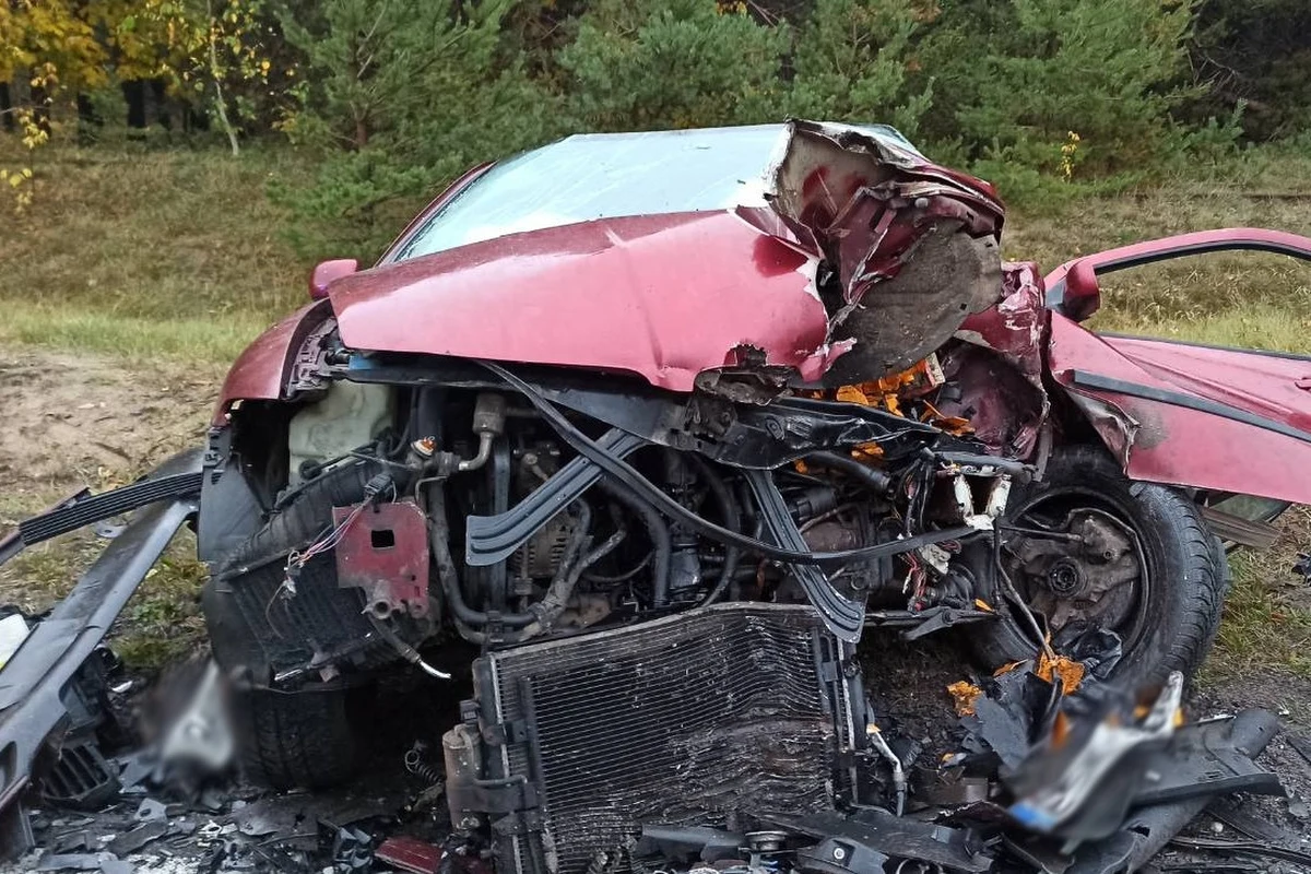 Do groźnego wypadku doszło na drodze wojewódzkiej 544 w pobliżu Pawłowa w gm. Szydłowo na Mazowszu. Ranne w nim zostały dwie osoby. Ze wstępnych ustaleń policji wynika, że kierowca bmw wyprzedzał na wzniesieniu na podwójnej ciągłej i zderzył się z seatem.