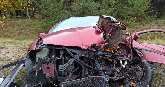 Do groźnego wypadku doszło na drodze wojewódzkiej 544 w pobliżu Pawłowa w gm. Szydłowo na Mazowszu. Ranne w nim zostały dwie osoby. Ze wstępnych ustaleń policji wynika, że kierowca bmw wyprzedzał na wzniesieniu na podwójnej ciągłej i zderzył się z seatem.
