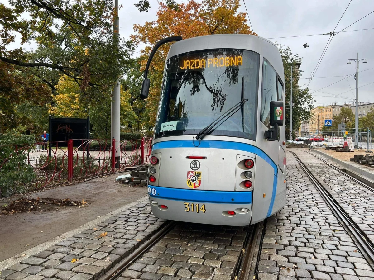 Od soboty (28.10) na największą wrocławską nekropolię, czyli Cmentarz Osobowicki będzie można dojechać tramwajem, mimo że trwa remont prowadzącego tam torowiska. Jak to możliwe?
