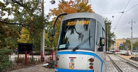Od soboty (28.10) na największą wrocławską nekropolię, czyli Cmentarz Osobowicki będzie można dojechać tramwajem, mimo że trwa remont prowadzącego tam torowiska. Jak to możliwe?
