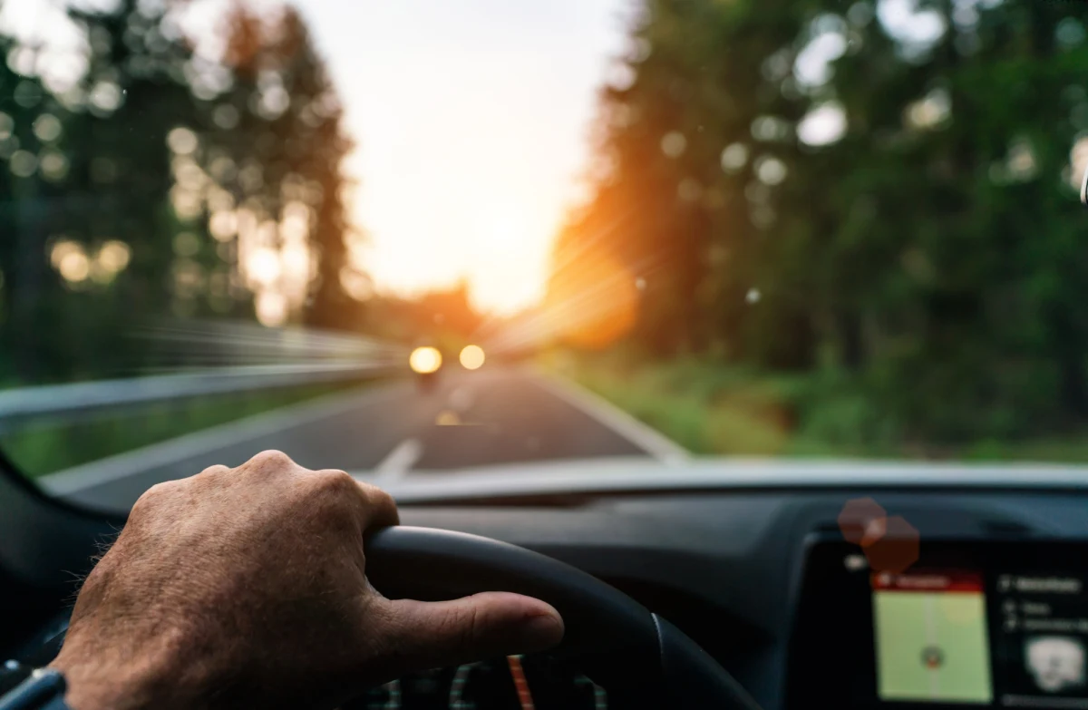 Kierowcy planujący wyjazdy z okazji dnia Wszystkich Świętych będą tankować drożej - prognozują analitycy e-petrol.pl. Między 30 października i 5 listopada br. cen benzyny 98-oktanowej mogą wynieść 6,73-6,89 zł/l, a 95-ki - 6,15-6,30 zł/l . Za olej napędowy kierowcy zapłacą 6,18-6,31 zł/l - dodali.