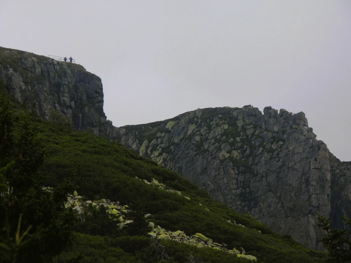 ​Ostatnie dni października upłyną w Karkonoszach pod znakiem dynamicznych zmian pogody. W sobotę (28.10) trzeba liczyć się z ochłodzeniem, silniejszym wiatrem i deszczem. W niedzielę (29.10) przyjdzie rozpogodzenie - tłumaczy Krzysztof Krakowski, meteorolog i klimatolog z Karkonoskiego Parku Narodowego.