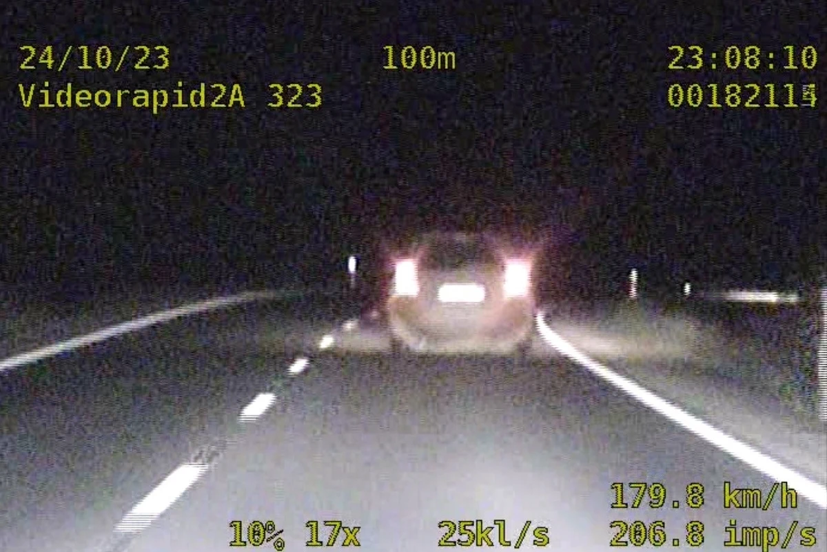 Zarzuty usłyszał 33-latek, który 10 kilometrów uciekał przed policją i rozbił się na moście w Kościerzynie na Kaszubach. Mężczyzna miał zakaz prowadzenia pojazdów i był pod wpływem amfetaminy. Teraz grozi mu do 5 lat więzienia.