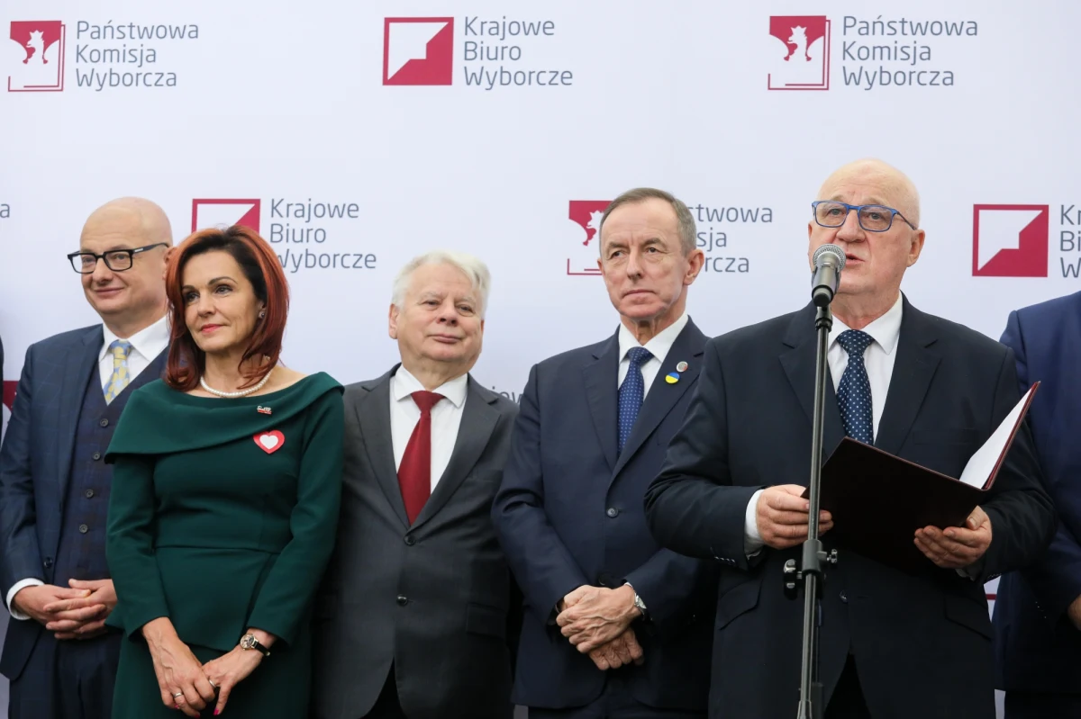 Państwowa Komisja Wyborcza wręcza zaświadczenia o wyborze 100 nowym senatorom. Wysoka frekwencja daje państwu najmocniejszy mandat przedstawicielski w całym okresie III RP - powiedział przewodniczący PKW Sylwester Marciniak, zwracając się do nowo wybranych senatorów.