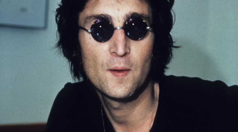 Serial dokumentalny, który trafi na platformę streamingową Apple TV+, nosi tytuł „John Lennon: Murder Without a Trial” („John Lennon: Morderstwo bez procesu”) i składa się z trzech odcinków. Jak informuje portal Variety, jego narratorem będzie popularny aktor Kiefer Sutherland. Data premiery nie jest jeszcze znana.
