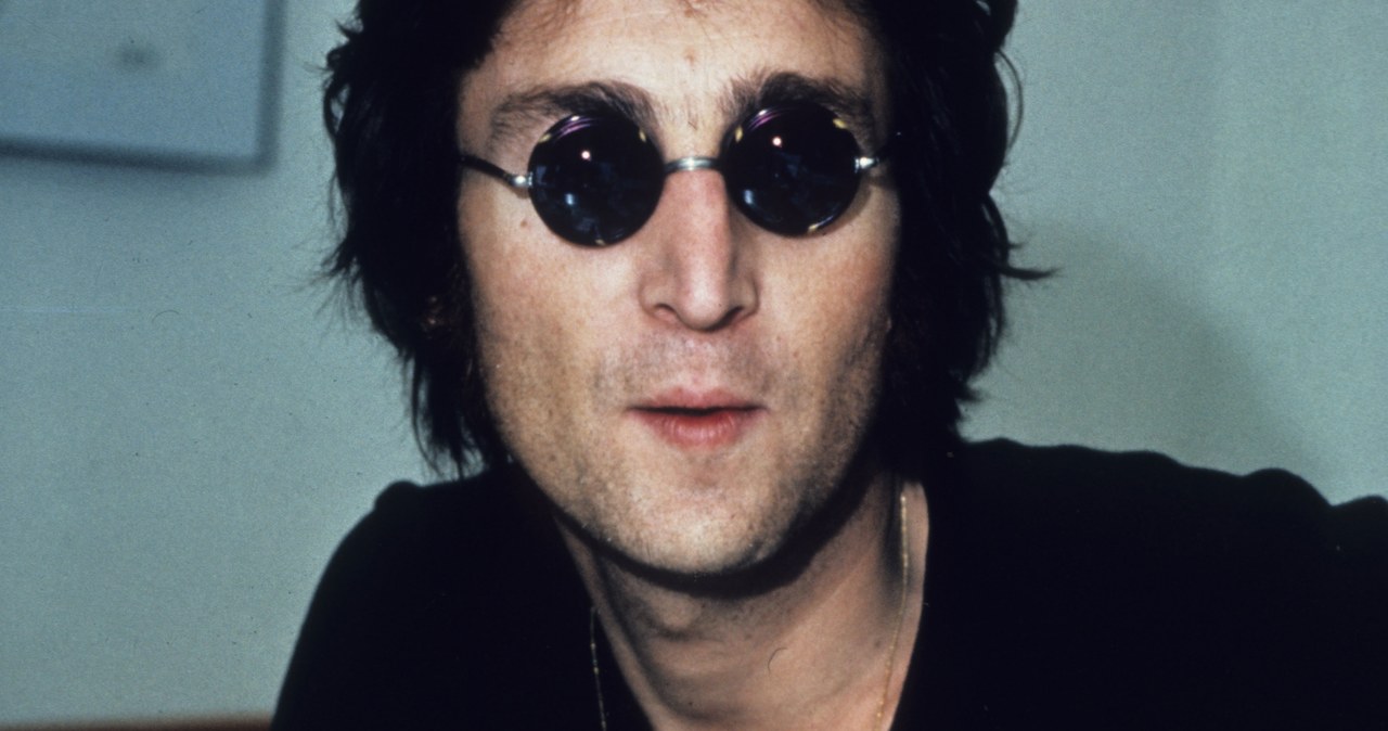 Serial dokumentalny, który trafi na platformę streamingową Apple TV+, nosi tytuł „John Lennon: Murder Without a Trial” („John Lennon: Morderstwo bez procesu”) i składa się z trzech odcinków. Jak informuje portal Variety, jego narratorem będzie popularny aktor Kiefer Sutherland. Data premiery nie jest jeszcze znana.