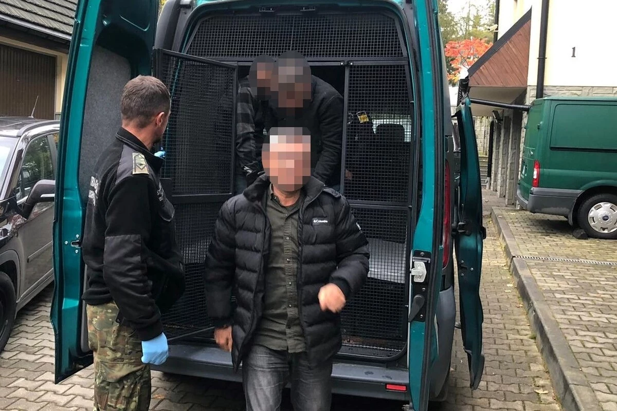 22 tureckich Kurdów i Afgańczyka, którzy nielegalnie przekroczyli polsko-słowacką granicę zatrzymali funkcjonariusze placówki SG w Zakopanem. Mężczyźni wędrowali pieszo. W Chochołowie czekał na nich bus, który miał ich zawieźć dalej.   