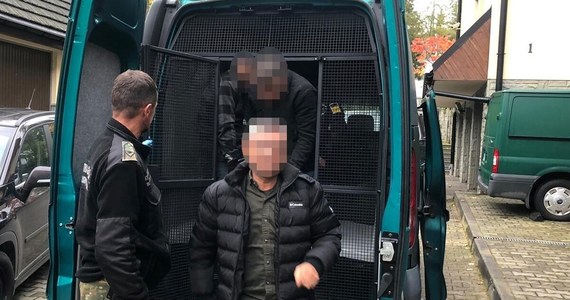 22 tureckich Kurdów i Afgańczyka, którzy nielegalnie przekroczyli polsko-słowacką granicę zatrzymali funkcjonariusze placówki SG w Zakopanem. Mężczyźni wędrowali pieszo. W Chochołowie czekał na nich bus, który miał ich zawieźć dalej.   