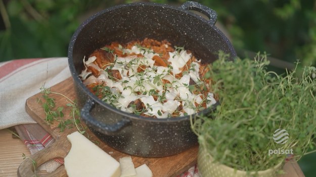 Cebule pokroić w kostkę i zeszklić w garnku, na mocno rozgrzanej oliwie. Dorzucić pokrojone w talarki marchewki. Dodać pokrojone w kostkę mięso. Wlać wino. Przyprawić solą i pieprzem. Dorzucić liście laurowe. Wymieszać i dusić przez chwilę. Wlać przecier pomidorowy. Przykryć i gotować na małym ogniu przez 40-45 minut. Na patelni rozgrzać oliwę i przesmażyć na niej makaron. Dodać do garnka z gulaszem. Wymieszać. Wlać szklankę wody. Doprawić solą. Wstawić do piekarnika z funkcją pary (30 minut, 180 st. C). Jeśli używamy zwykłego piekarnika to naczynie należy przykryć. Przed podaniem posypać startym serem.
SKŁADNIKI
•	500 g - mięsa wołowego
•	2 - cebule
•	2 - marchewki
•	oliwa do smażenia
•	1 kieliszek - czerwonego wytrawnego wina
•	sól
•	pieprz
•	2 - liście laurowe
•	250 g - makaronu orzo
•	tarty ser do posypania (kefalotyri, oscypek lub parmezan)
