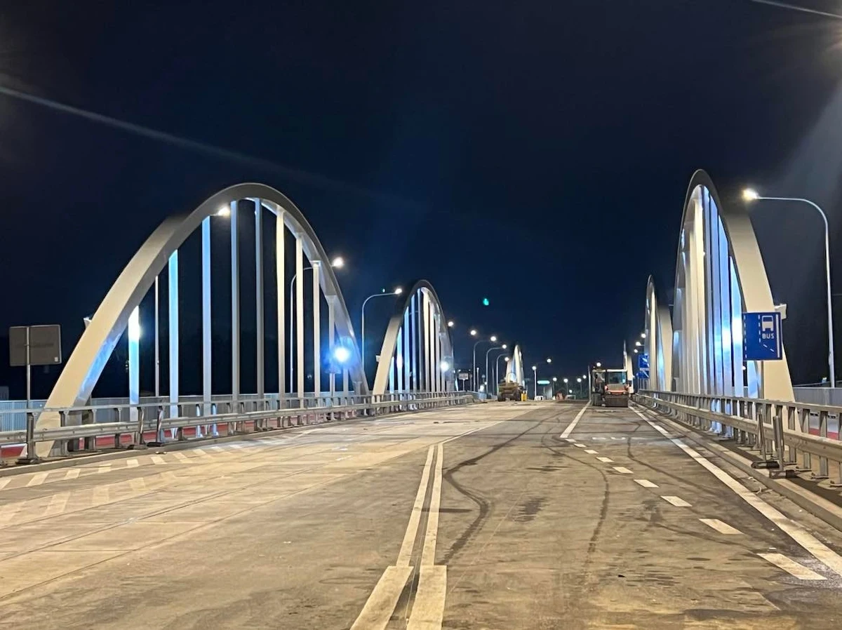 Dziś w nocy nastąpi przełożenie ruchu na nowe mosty Chrobrego we Wrocławiu, łączące osiedle Sępolno ze Swojczycami. Tym samym zostaną zamknięte stojące obok nich stare przeprawy, które zostały zniszczone podczas wojny i po niej odbudowane.