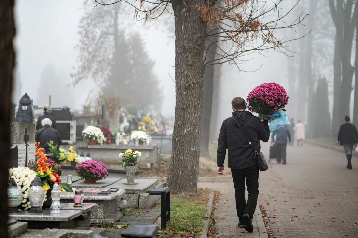 ​Więcej połączeń i dodatkowe linie MPK Łódź kursować będą w tym roku w weekend 28-29 października oraz 1 listopada. W związku ze wzmożonym ruchem na Wszystkich Świętych uruchomione zostanie osiem linii specjalnych, oznaczonych literą C i numerem.