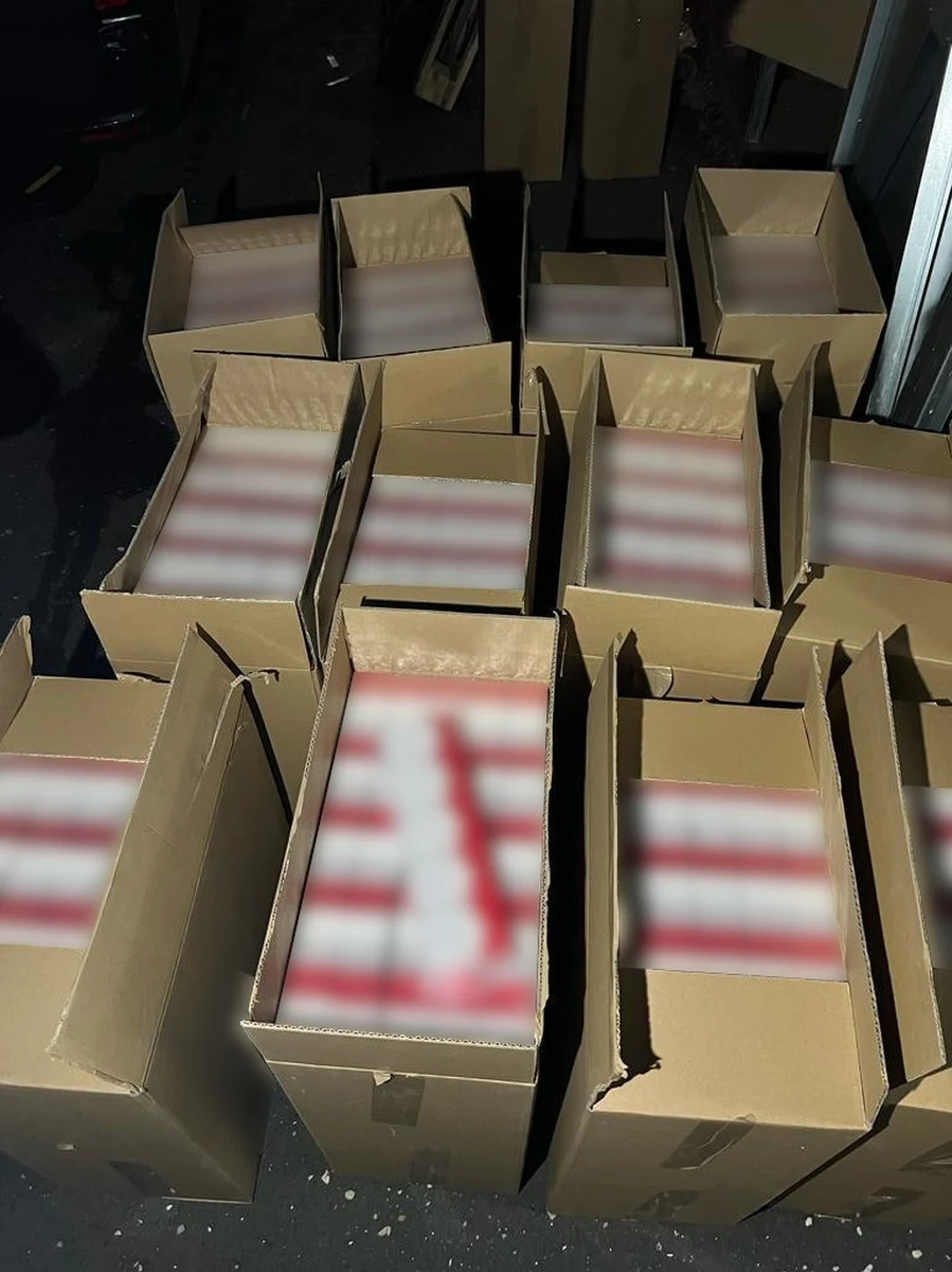 Blisko 9 mln sztuk nielegalnych papierosów przejęli podczas wspólnej akcji małopolscy i śląscy policjanci. Hurtowe ilości "lewych" wyrobów tytoniowych były przechowywane w garażach w przemysłowej części Dąbrowy Górniczej. Gdyby trafiły one do sprzedaży, Skarb Państwa straciłby z powodu z tytułu uszczuplenia podatku akcyzowego oraz VAT 11 mln złotych.  