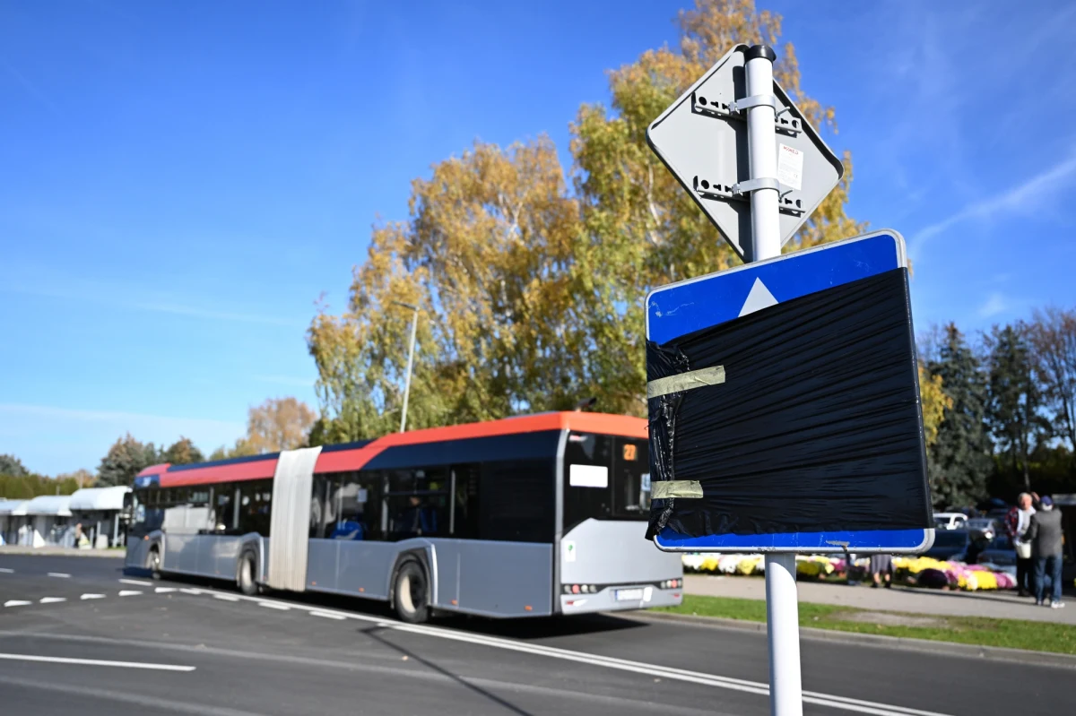 Dodatkowe linie autobusowe na Wszystkich Świętych uruchomione przez Zarząd Transportu Miejskiego w Rzeszowie ułatwią mieszkańcom dojazd na cmentarze.