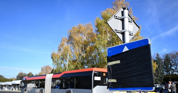 Dodatkowe linie autobusowe na Wszystkich Świętych uruchomione przez Zarząd Transportu Miejskiego w Rzeszowie ułatwią mieszkańcom dojazd na cmentarze.