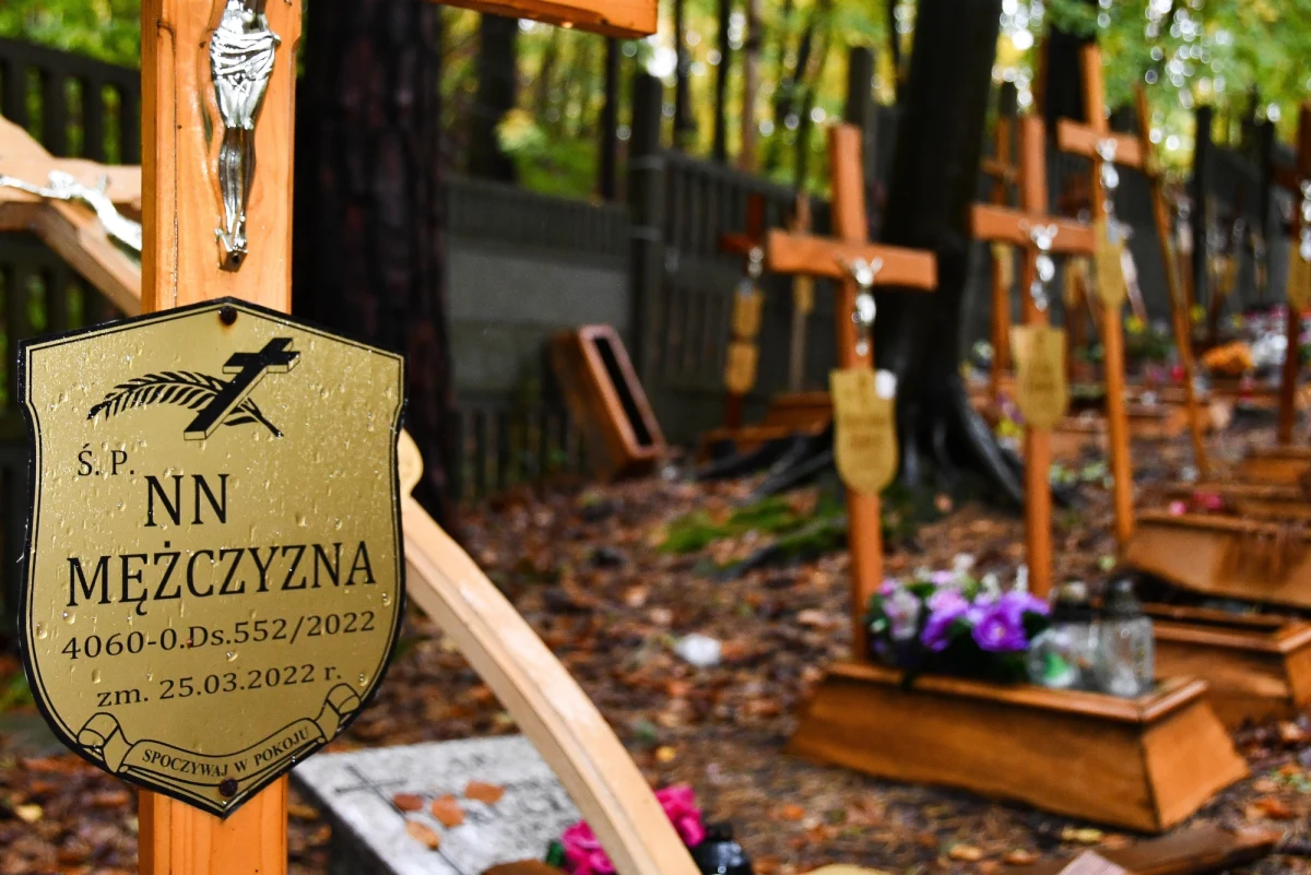 Sprzątanie grobów osób, które doświadczały bezdomności - to inicjatywa Miejskiego Ośrodka Pomocy Społecznej w Sopocie. Akcja odbędzie się w poniedziałek, 30 października, od g. 12.00 do 15.00 na Cmentarzu Komunalnym przy ul. Malczewskiego.


